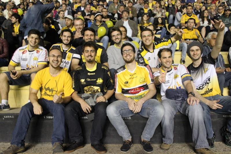 Torcida faz a festa na arquibancada