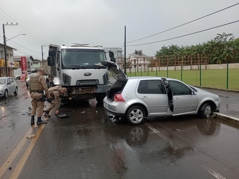 Colisão entre carro e caminhão deixa motorista ferido em Forquilhinha