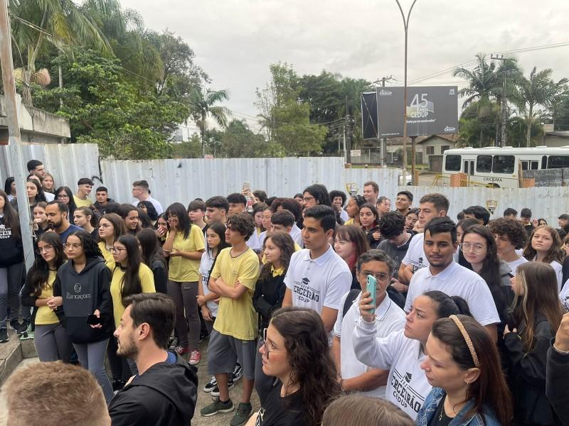Professores e estudantes do Cedup protestam contra demissões durante greve em Criciúma 