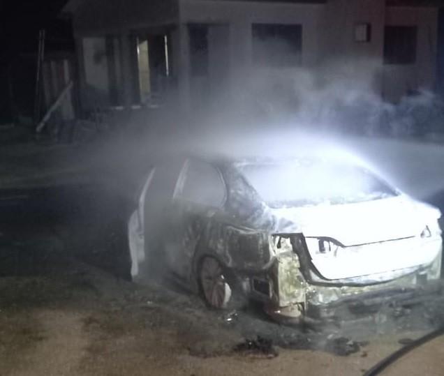 Carro incendiado após sequestro de criança foi furtado em Criciúma