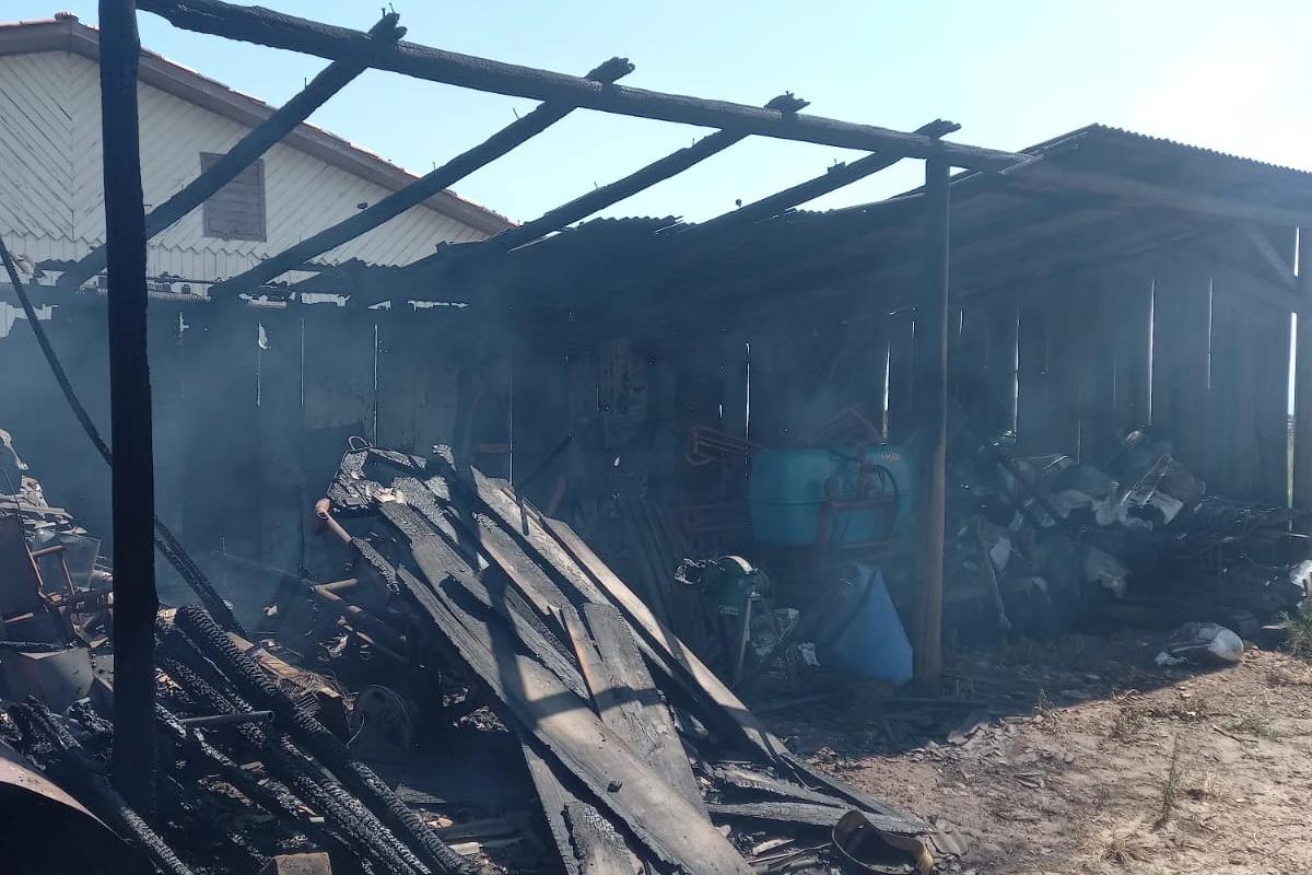 Sombrio: incêndio destrói galpão no bairro Guarita