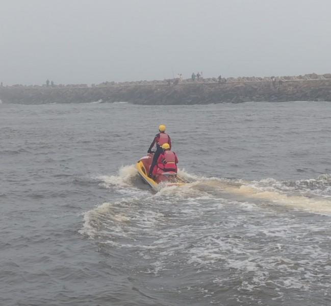 Bombeiros encerram quarto dia de buscas por pescador desaparecido após naufrágio 