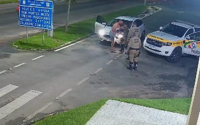 Vídeo: policiais rodoviários de Gravatal salvam bebê engasgado