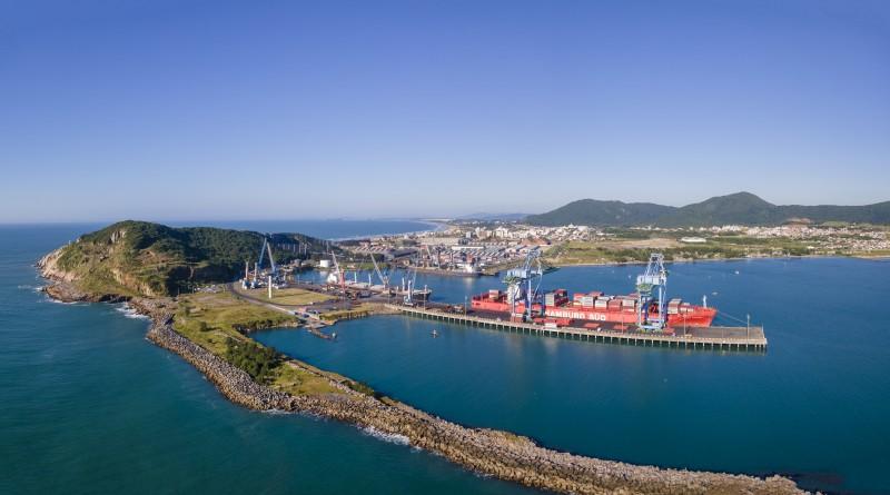 Porto de Imbituba celebra recordes mensais de movimentação de cargas