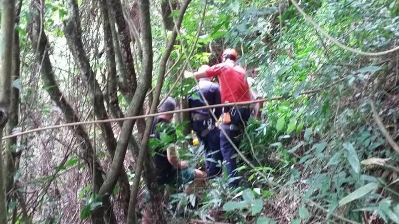 Policial militar cai de parapente em mata fechada