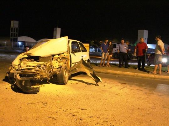 Motorista foge após colidir em bitrem