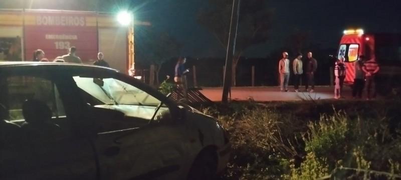 Motorista é hospitalizado após sair da pista e colidir carro contra poste em Pescaria Brava 