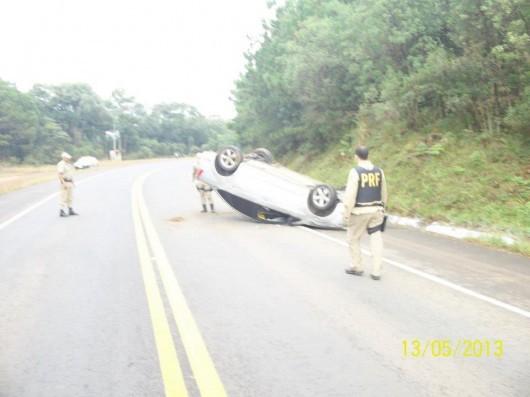 Carro com placas de Criciúma capota com 97 quilos de maconha na BR-470