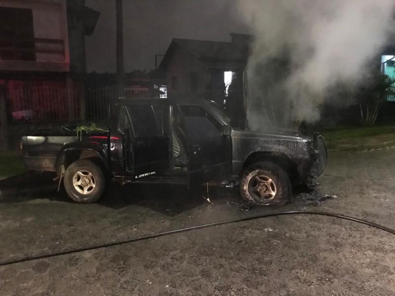Corpo de Bombeiros combate incêndio em veículo furtado em Criciúma