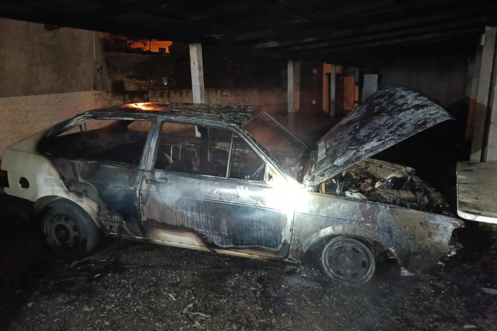 Carro é destruído após ser atingido por incêndio em Morro da Fumaça