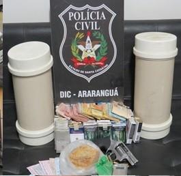 Casal é preso por tráfico de drogas e porte ilegal de armas