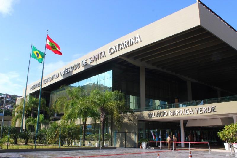 Deputados debatem possibilidade de parceira com Itália para combate à Covid-19