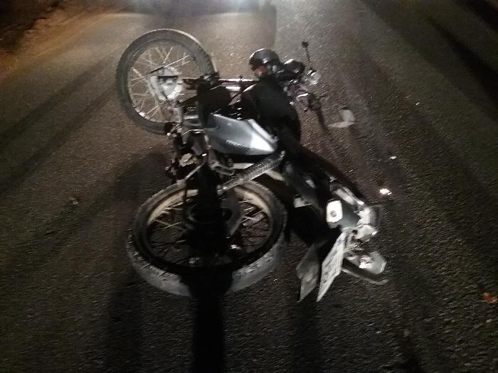 Motociclista morre após colidir em carro e cair em ribanceira