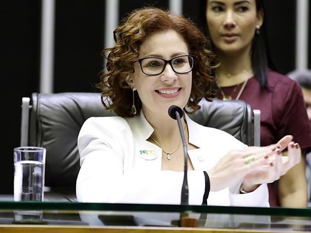 Deputada de SP divulga telefones de parlamentares catarinenses para pressionar pelo Impeachment 
