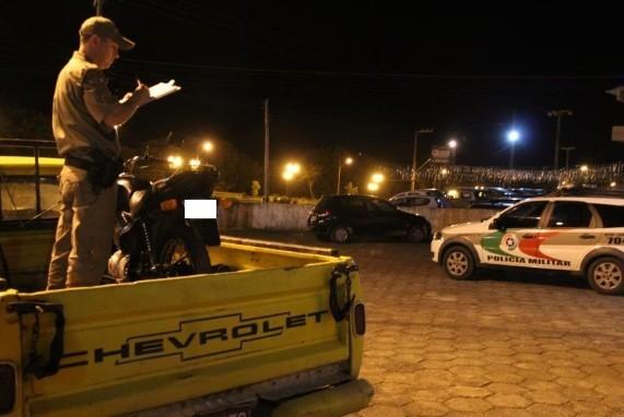 Adolescente envolvido com incêndio a ônibus é apreendido pela PM em Lauro Müller