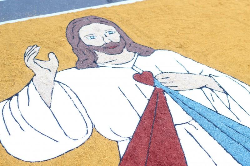 Comunidades de Criciúma celebram Corpus Christi com confecções de tapetes pelas ruas 