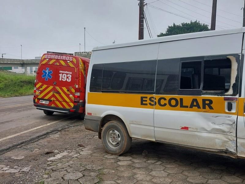 Colisão entre moto e van escolar deixa motociclista ferido em Içara