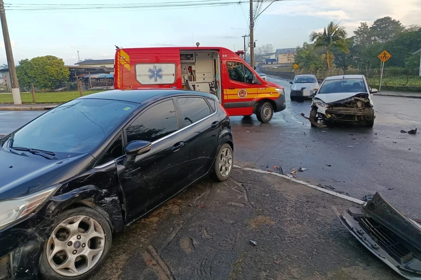 Automóveis colidem em cruzamento do bairro Linha Batista, em Criciúma
