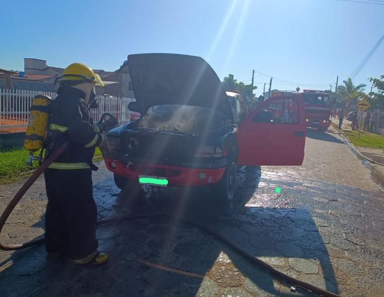 Bombeiros combatem incêndio em caminhonete no Centro de Balneário Rincão