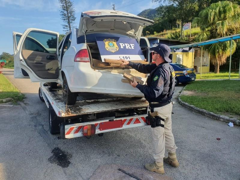 Em Paulo Lopes, PRF apreende veículo com placas de Criciúma com 178 quilos de maconha