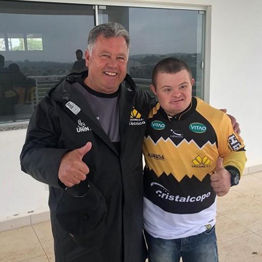 Torcedor Rogerinho assiste ao treino do Criciúma, conhece Roberto Cavalo e ganha camisa autografada