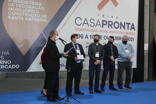 Acomac Sul/SC presta homenagem aos parceiros da associação durante a 18ª Feira CasaPronta