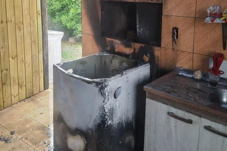 Vizinho consegue combater incêndio em residência com mangueira de jardim
