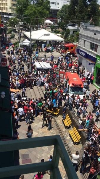 Atualizada - Carro invade calçadão e atropela pedestres em Lages