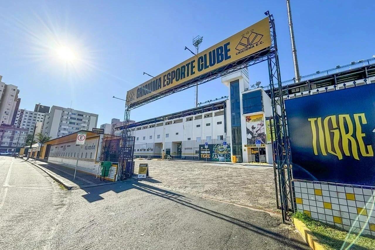 Criciúma orienta torcida a evitar chegada de última hora para reduzir filas no Heriberto Hülse