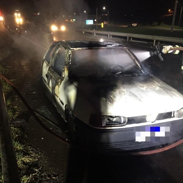 Carro é destruído por incêndio na BR-101 em Araranguá
