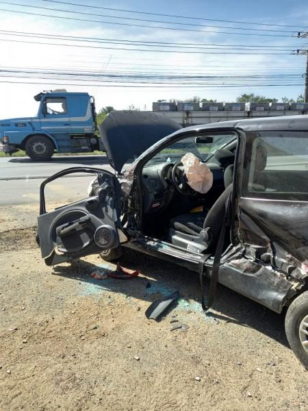 Motorista é conduzido ao hospital após colisão em Içara