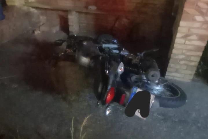 Colisão entre carro e moto deixa adolescentes feridos na SC-108