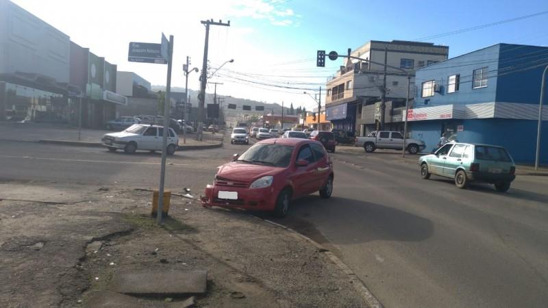 Colisão envolvendo dois carros é registrada na Avenida Santos Dumont