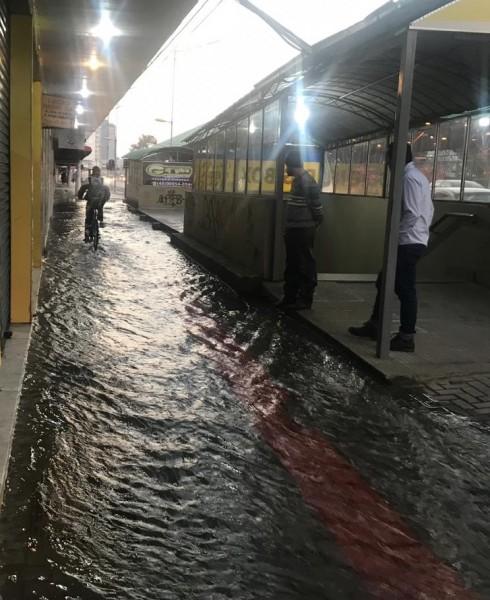Vazamento inunda calçada e causa transtornos em Criciúma 