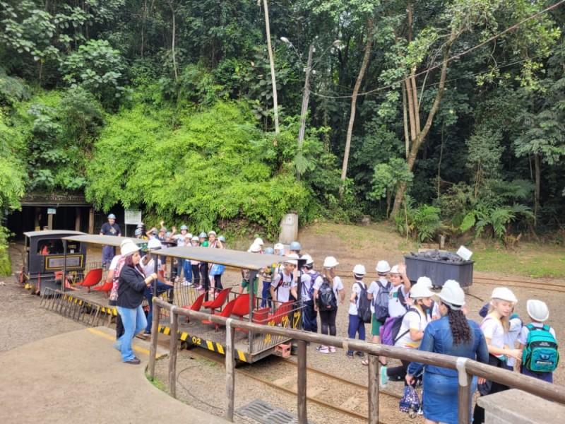 Alunos de Maracajá visitam Mina de Visitação Octávio Fontana em Criciúma