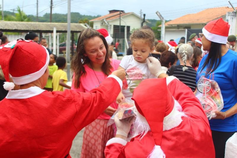 Equipe Multi-Institucional entrega brinquedos para mais de 400 crianças do bairro Wosocris
