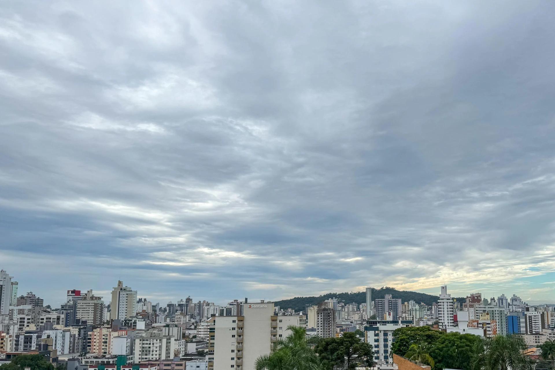 Terça-feira de tempo nublado e pancadas de chuva em Criciúma
