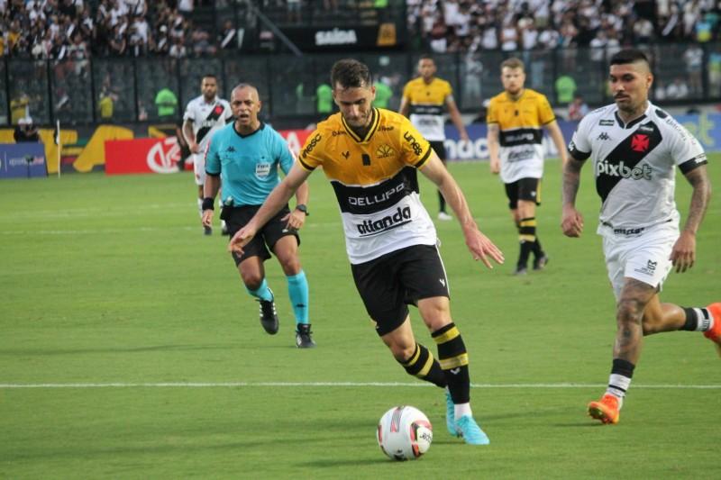 Criciúma sai na frente, desperdiça chances claras de gols e cede a virada para o Vasco
