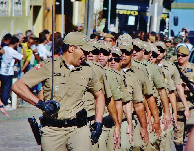 Laguna tem desfile interativo e comovente