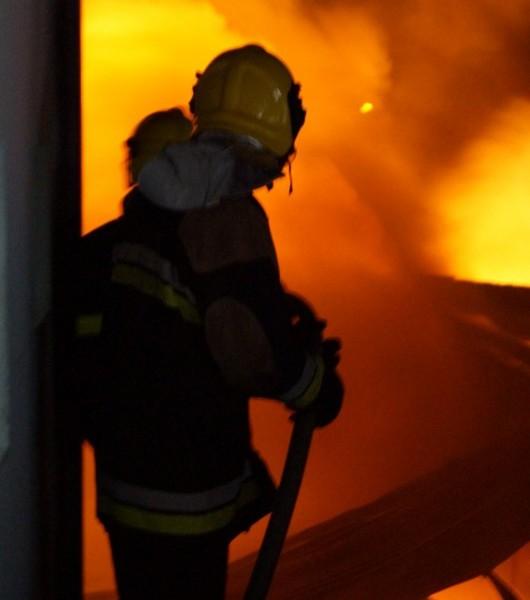 Bombeiros da região trabalham para conter incêndio em empresa de Morro da Fumaça
