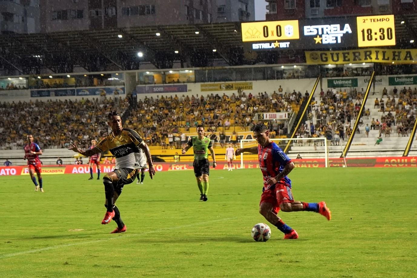 Técnico do Marcílio Dias comemora ponto conquistado contra atual bicampeão do estadual