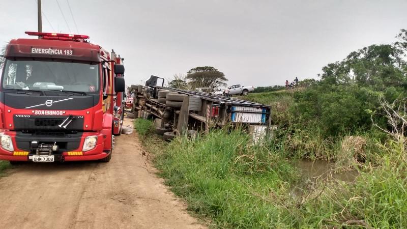 Duas pessoas ficam feridas em tombamento de caminhão