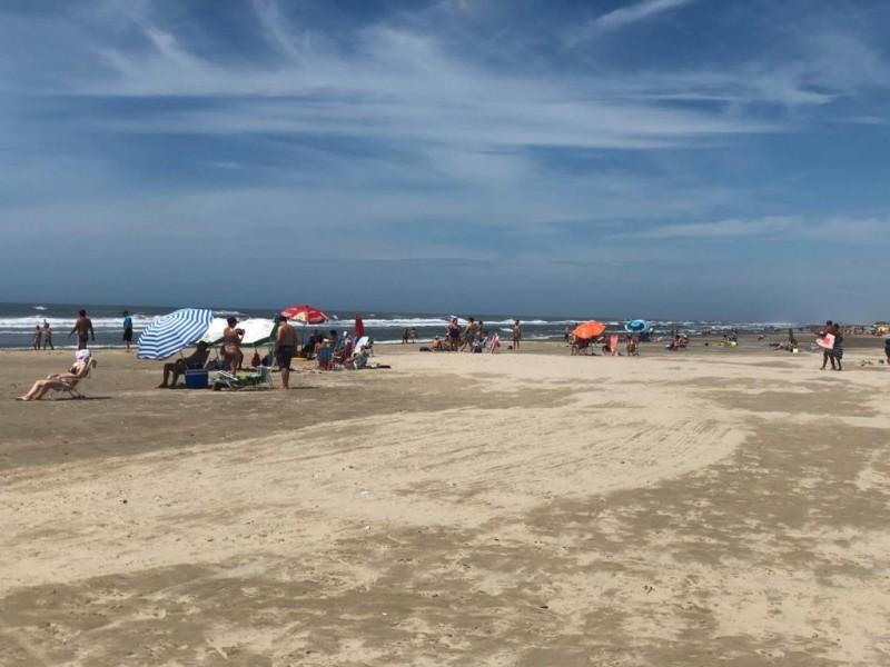 Banhistas aproveitam sábado de sol na beira-mar em Balneário Rincão