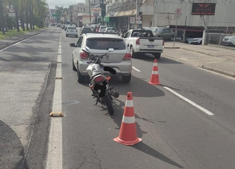 Motociclista fica ferido em acidente na avenida Centenário 