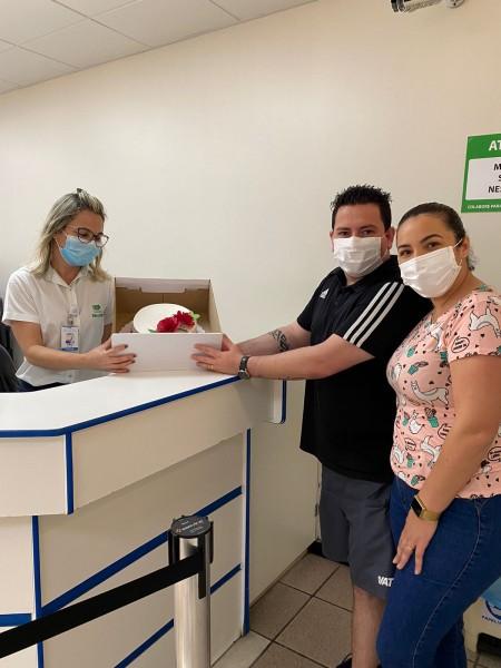 Recuperado da Covid-19, paciente entrega placa de reconhecimento aos profissionais do HSJosé