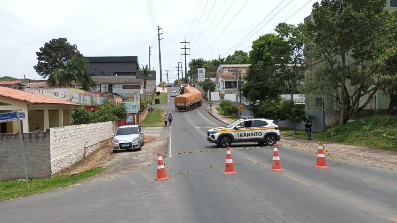 Carreta carregada com 50 toneladas de milho apresenta problema mecânico e tranca rua de Criciúma 