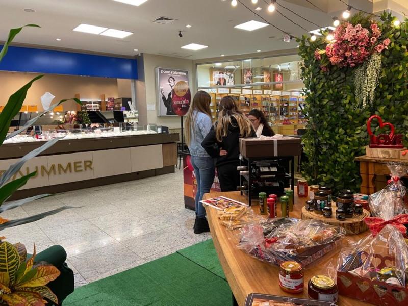 Shopping Della presenteia clientes com tábuas de frios neste Dia dos Namorados