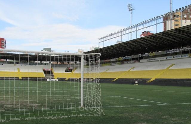 Criciúma é denunciado por objeto arremessado no gramado do Heriberto Hülse
