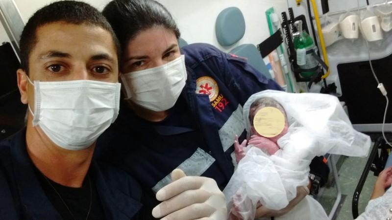 Socorristas do Samu realizam parto na Avenida Centenário