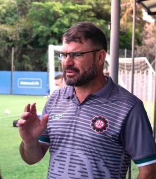 'Temos que pedir desculpa aos torcedores', afirma Emerson Cris após nova derrota 